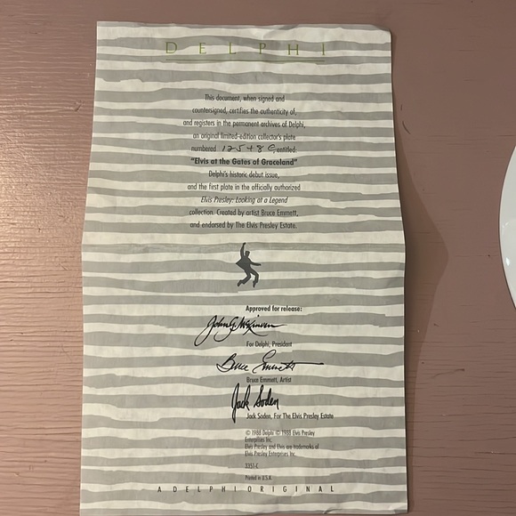 Elvis at the Gates of Graceland.   Decorative Plate.  Booklet, certificate incl. - Picture 3 of 4